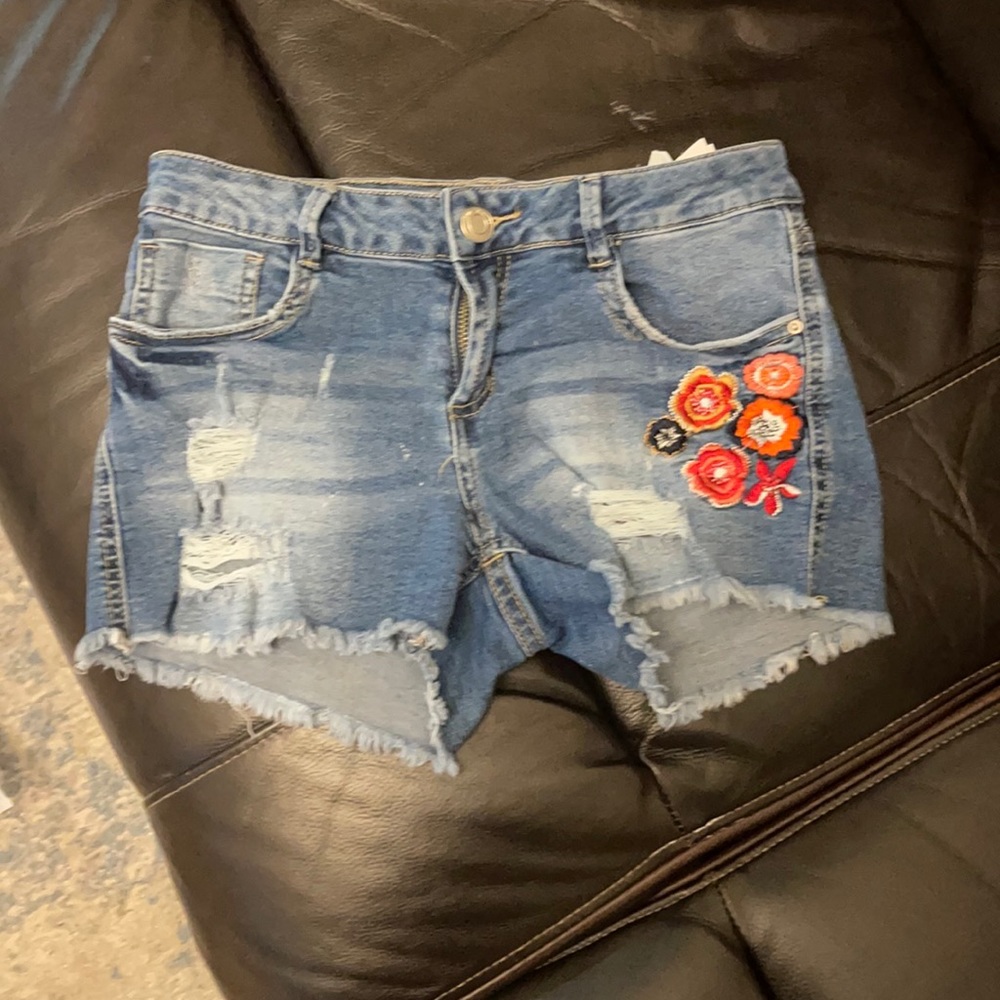 Cute short Jean pant. A great additional to have a vacation.